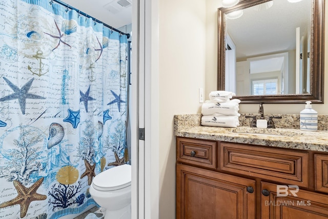 full bath with toilet, a shower with curtain, visible vents, and vanity