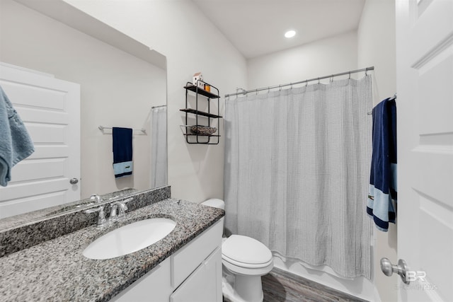 9365 Eiland Dr, Foley, AL 36535 - full bath featuring toilet, vanity, shower / tub combo, wood finished floors, and recessed lighting
