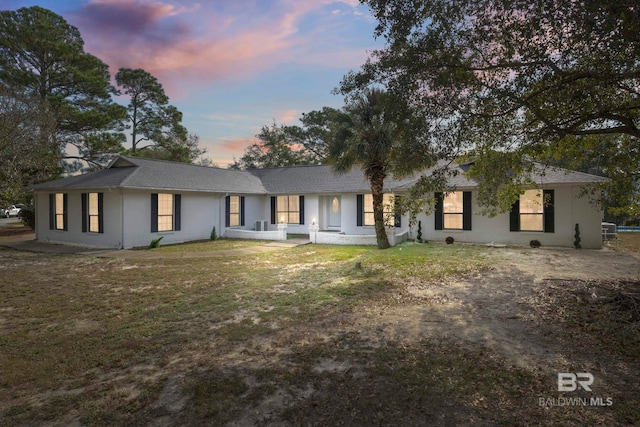 single story home featuring a lawn