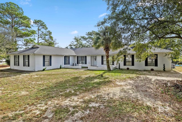 view of front of property with a front yard