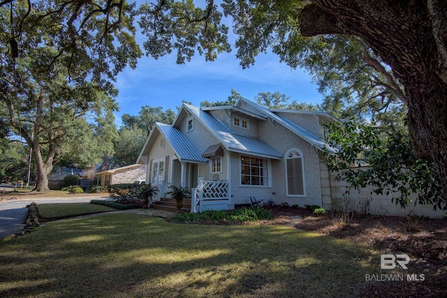 view of front facade featuring a front lawn