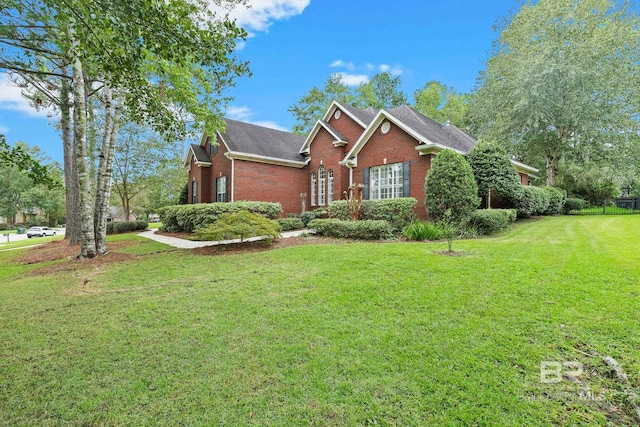 view of front of property featuring a front lawn