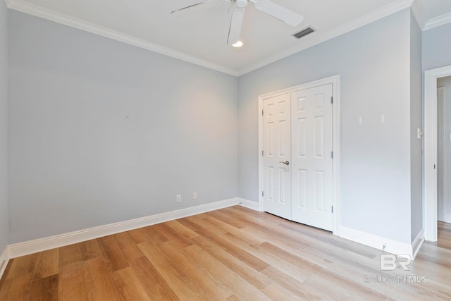 unfurnished room featuring ornamental molding, light wood-type flooring, and ceiling fan