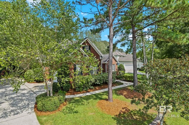 view of front of property featuring a front lawn