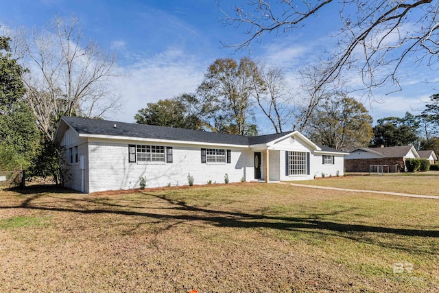 ranch-style home featuring a front lawn