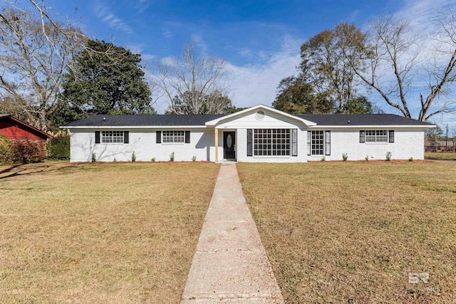 single story home featuring a front lawn