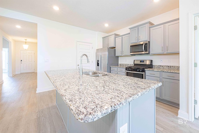 394 Haise Ln, Gulf Shores, AL 36542 - kitchen featuring stainless steel appliances, gray cabinets, a sink, a center island with sink, and recessed lighting