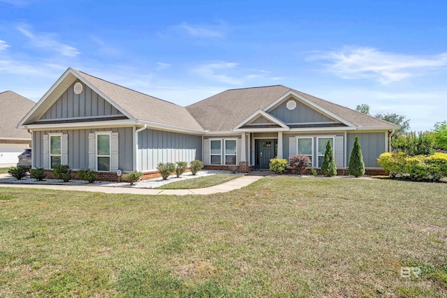 craftsman house with a shingled roof, board and batten siding, and a front yard