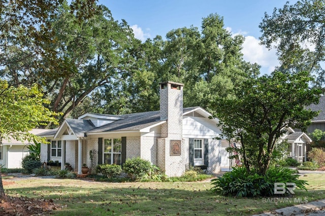 view of front of home featuring a front yard