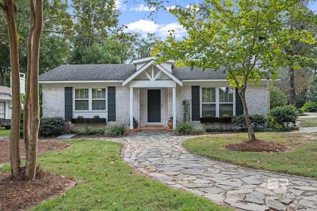 view of front facade with a front lawn