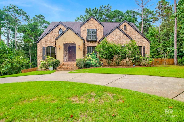 view of front of property with a front yard