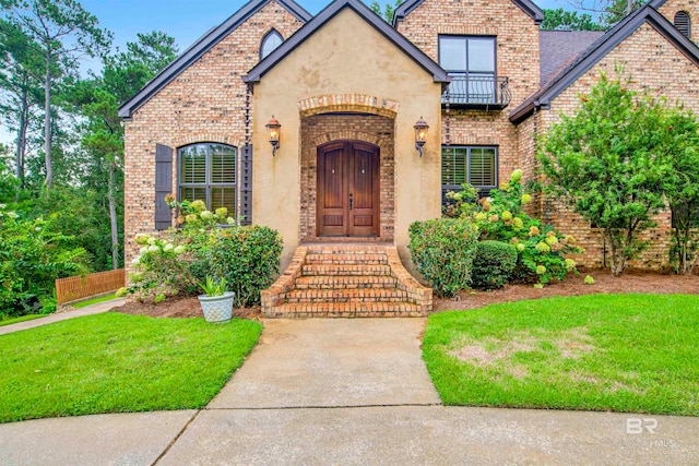 view of front of home featuring a front lawn