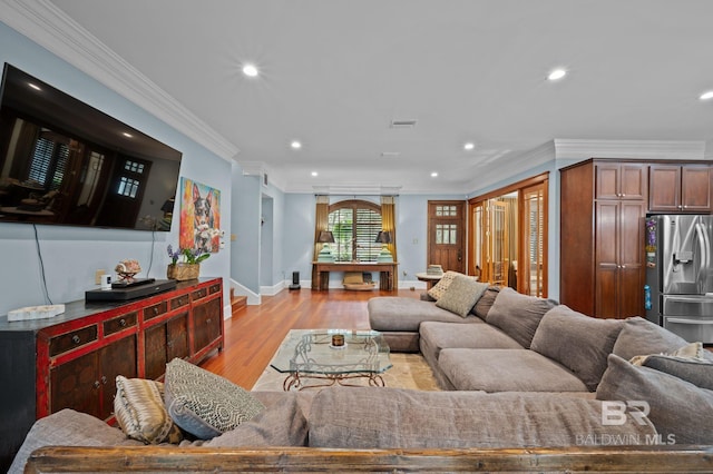 living area with visible vents, recessed lighting, light wood-style floors, crown molding, and baseboards