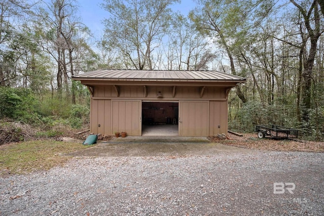 view of outdoor structure with an outbuilding