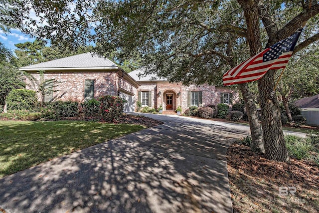 view of front of home featuring a front yard