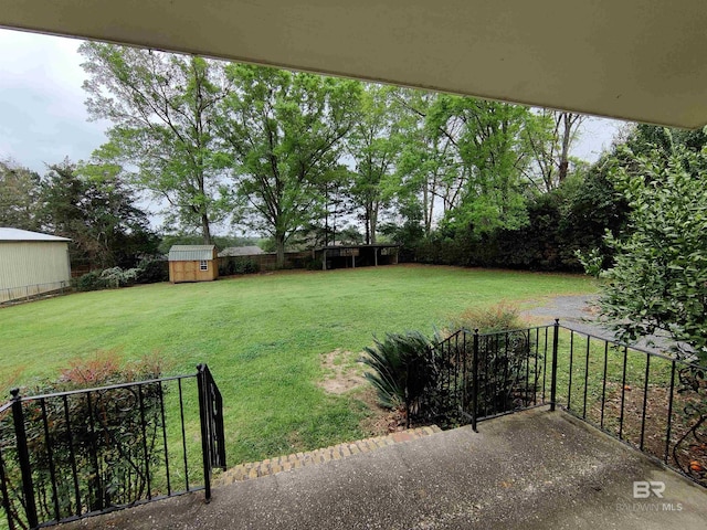 view of yard with a storage unit