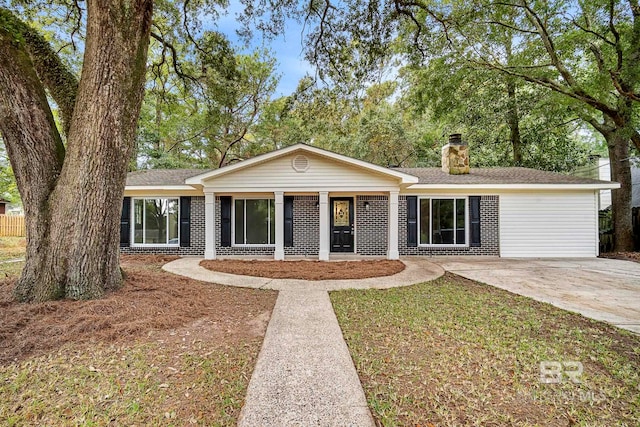 single story home featuring a front lawn