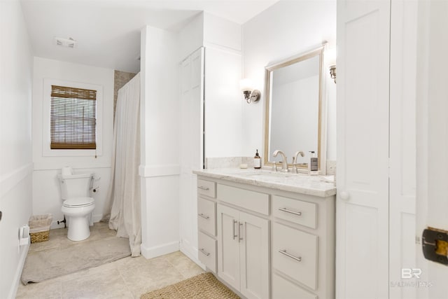 full bath with toilet, curtained shower, visible vents, and vanity