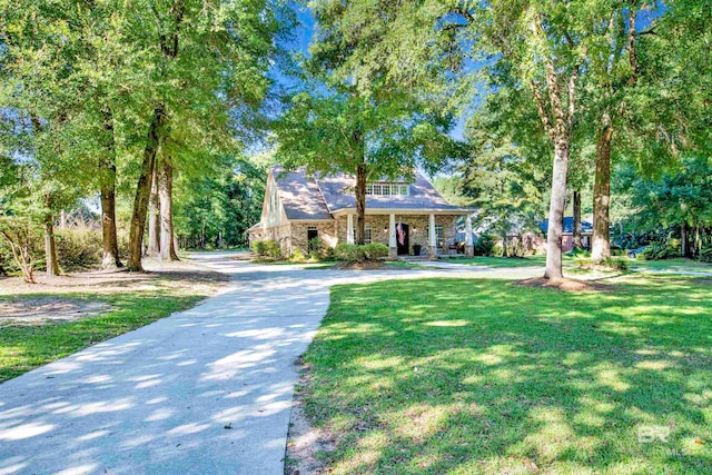 view of front of home featuring a front lawn