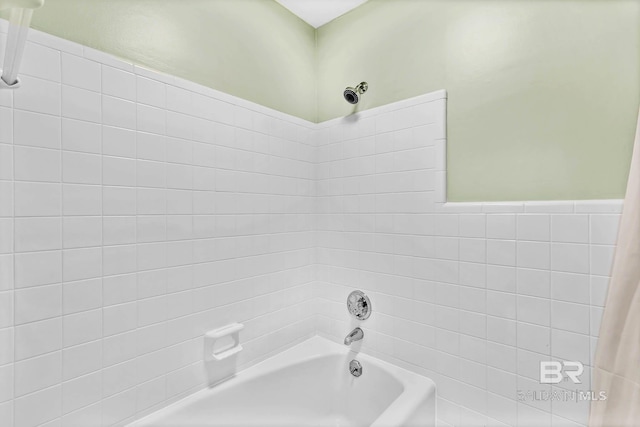 18 Rollins Pl, Atmore, AL 36502 - bathroom featuring tub / shower combination