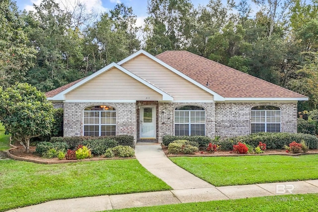 view of front of home featuring a front lawn