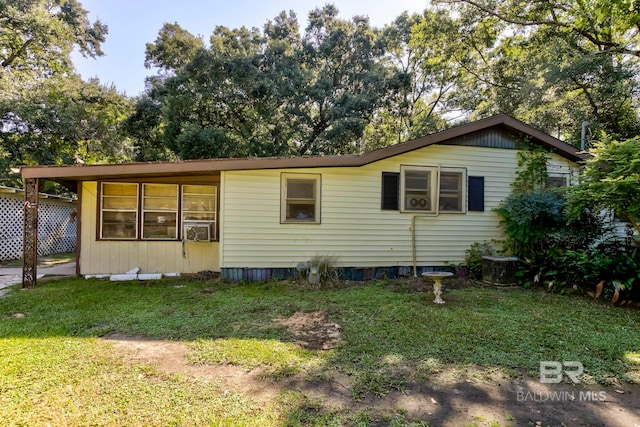 view of front of property with a front lawn