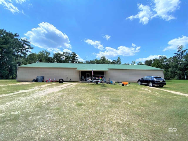 view of front of home featuring a front lawn