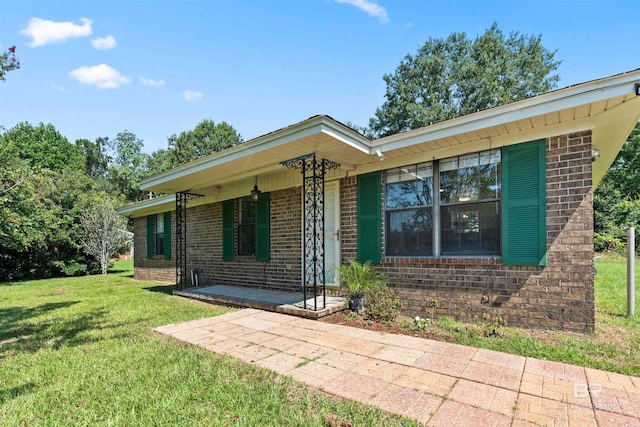 view of front of property with a front lawn