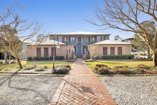 view of front of property featuring a front yard