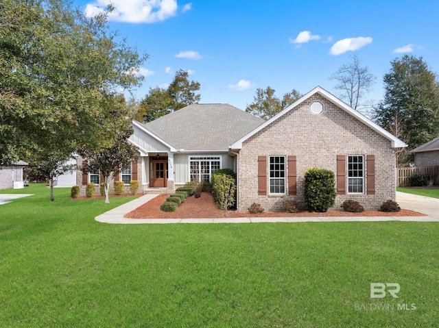 view of front of property featuring a front lawn