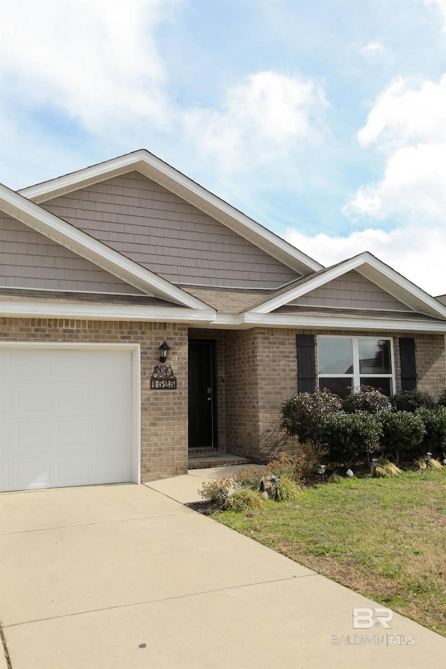 view of front of house with a front lawn