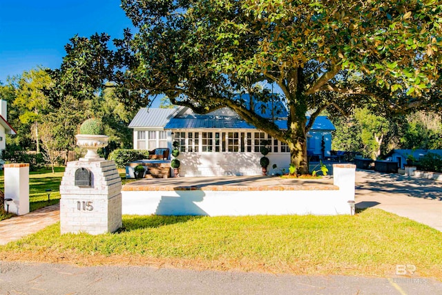 view of front of property with a front yard