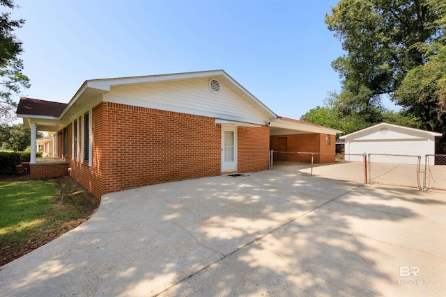 view of front of property featuring an outdoor structure and a garage