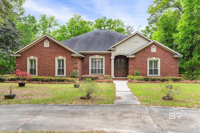 view of front facade featuring a front lawn