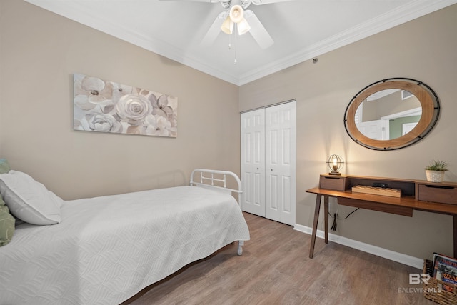 375 Beach Club Trl Unit B404, Gulf Shores, AL 36542 - bedroom with wood finished floors, a closet, crown molding, baseboards, and ceiling fan