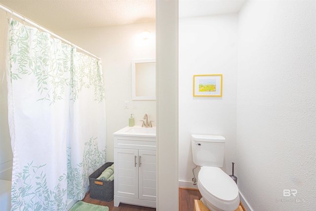 full bathroom with baseboards, toilet, a shower with curtain, wood finished floors, and vanity