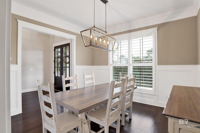 dining area featuring ornamental molding, dark hardwood / wood-style floors, and a chandelier