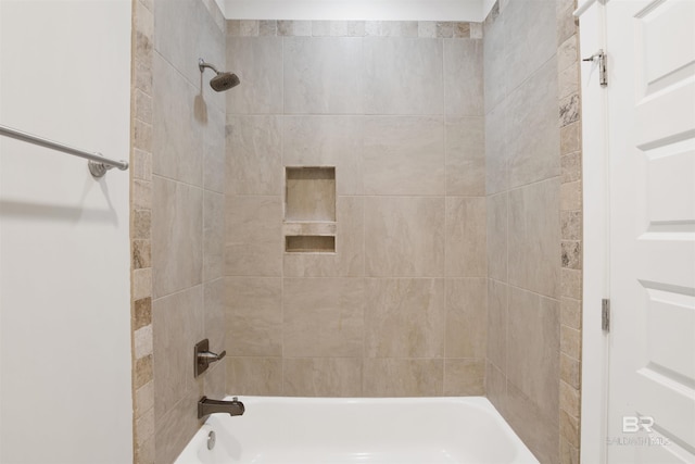 bathroom featuring tiled shower / bath combo