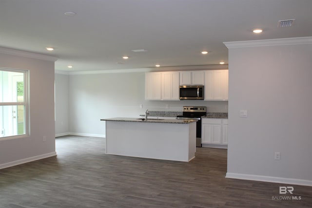 kitchen with stainless steel appliances, visible vents, ornamental molding, white cabinetry, and baseboards