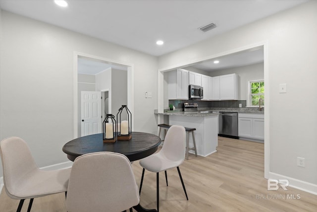 3512 Spring Hill Ave, Mobile, AL 36608 - dining area featuring light wood-style flooring and recessed lighting