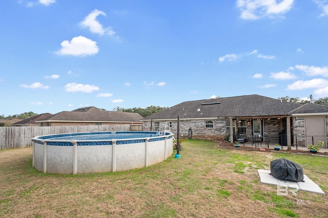 view of swimming pool featuring a lawn