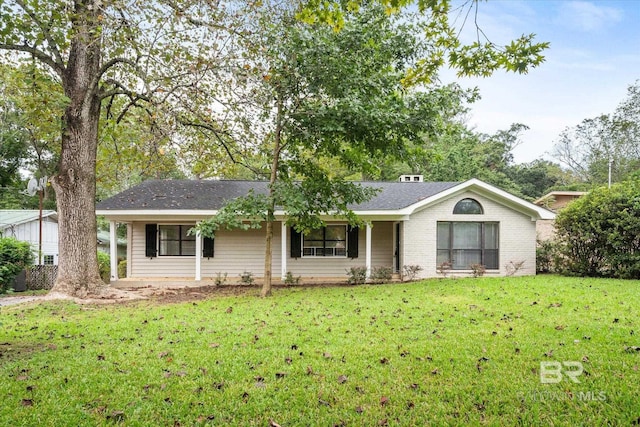 ranch-style home featuring a front lawn