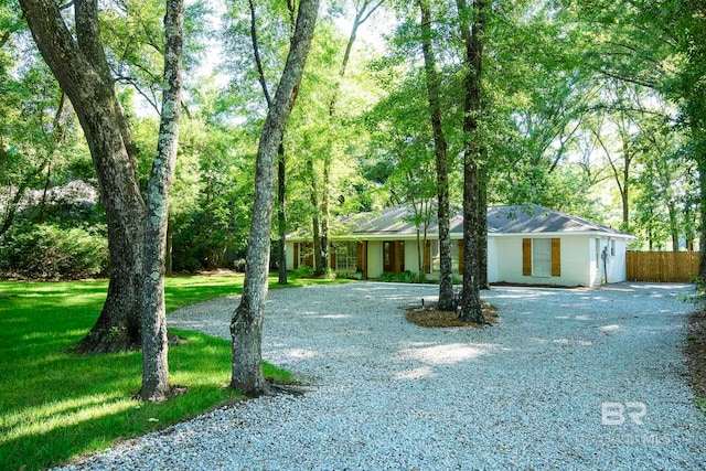 single story home with a front yard