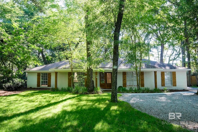 ranch-style home with a front yard