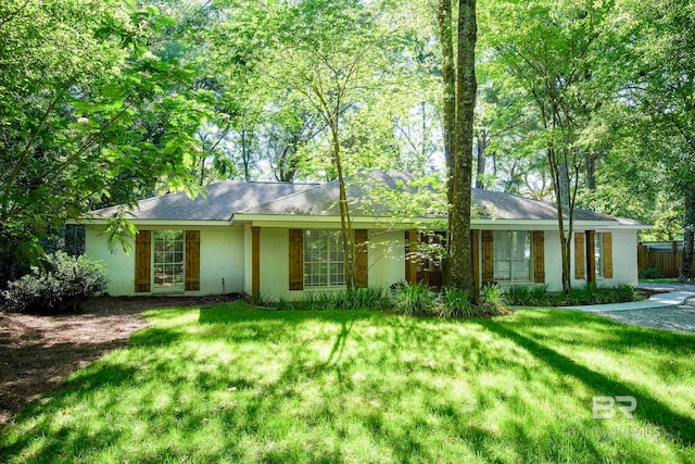 ranch-style home featuring a front lawn