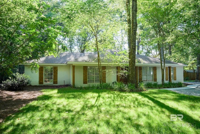 single story home with a front lawn