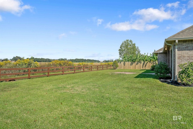 view of yard featuring a rural view