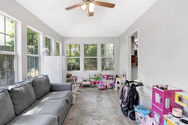 sunroom with ceiling fan