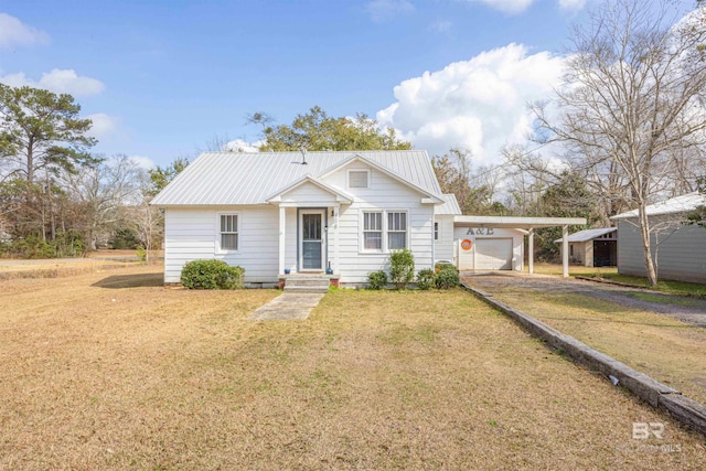 view of front facade featuring a carport, a garage, and a front lawn