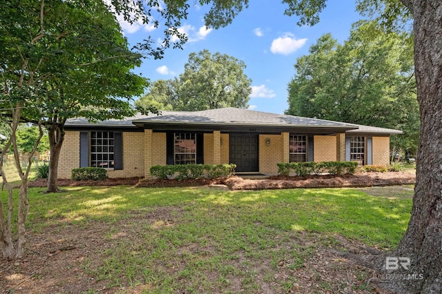 single story home featuring a front lawn